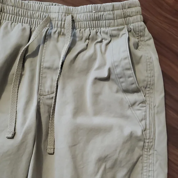 Abercrombie & Fitch Men's Drawstring Athletic Shorts in Light Khaki - Picture 4 of 8
